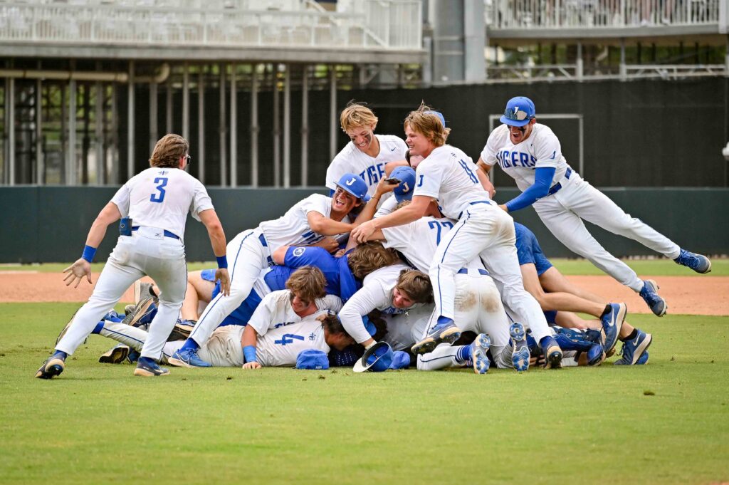 Mendes saws through Eau Gallie, as Jesuit claims 5A title 